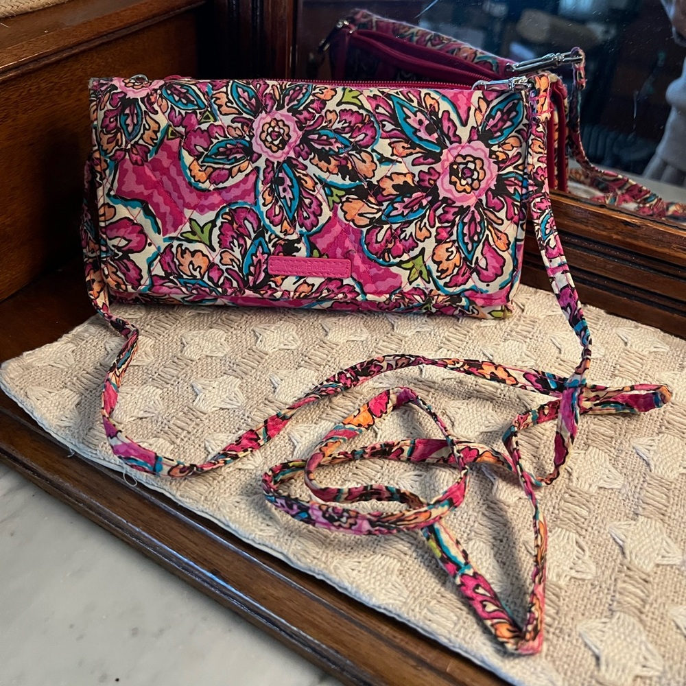 VERA BRADLEY Quilted RFID Crossbody Wallet in‎ Sunburst Floral Pattern Pink Blue